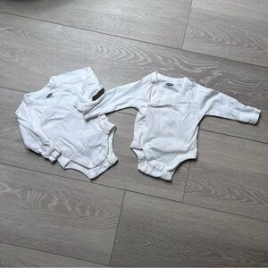 2 sz0-3mos Old Navy White Onesie/Bodysuits